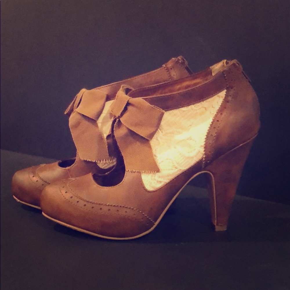 Adorable not rated booties size 7